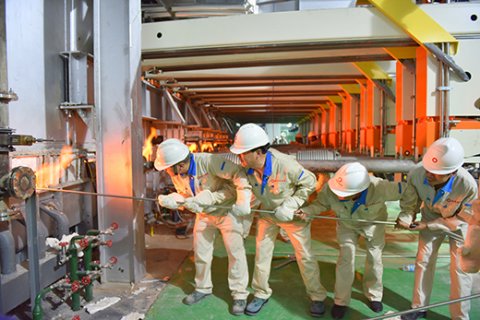 中國首條8.5代TFT-LCD玻璃基板生產線成功引板